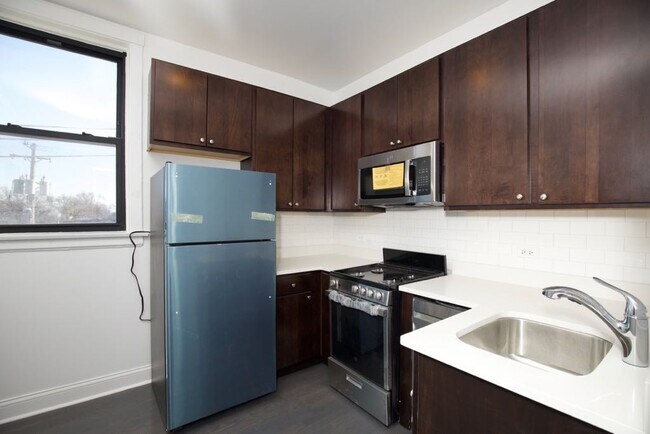 Foto del edificio - 2420 N Sawyer Ave