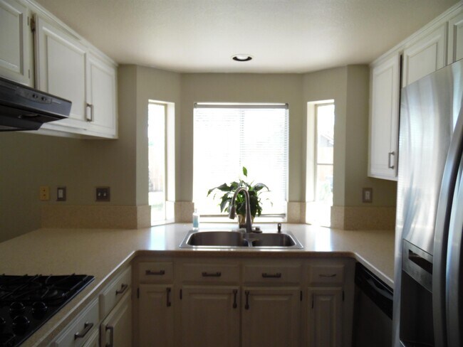 Building Photo - 40975 Morning Glory Dr