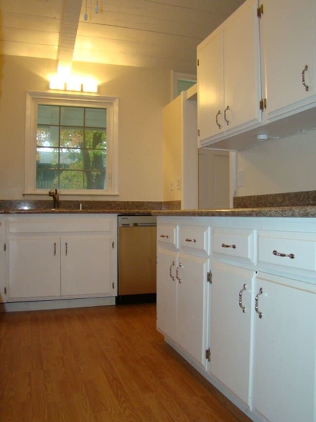 Building Photo - 2 Bedroom 2 Bath, dishwasher, yard, 2 park...