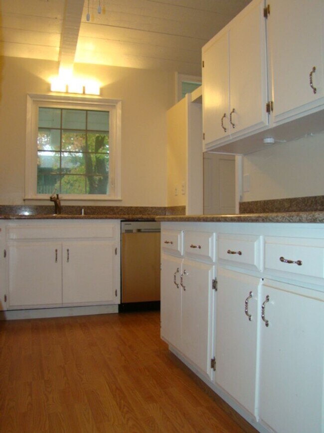 Foto del edificio - 2 Bedroom 2 Bath, dishwasher, yard, 2 park...