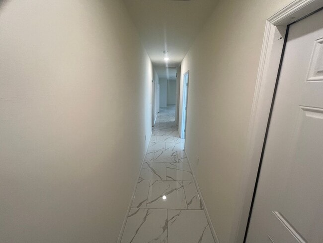 Building Photo - 3Bd / 2Ba Duplex with GARAGE