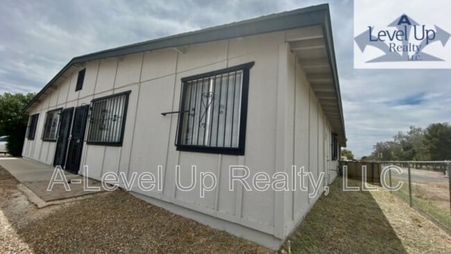 Building Photo - 375 E Thoroughbred St