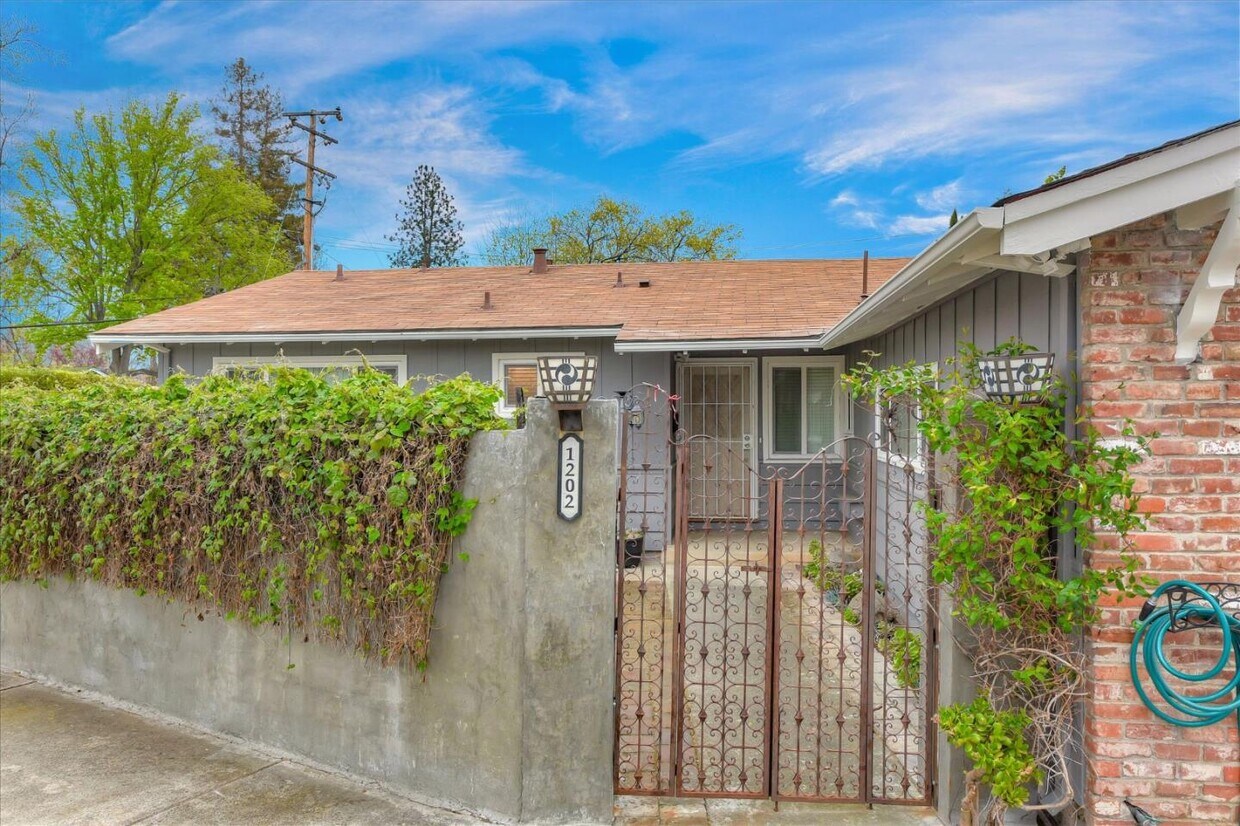Foto principal - 1202 S Winchester Blvd