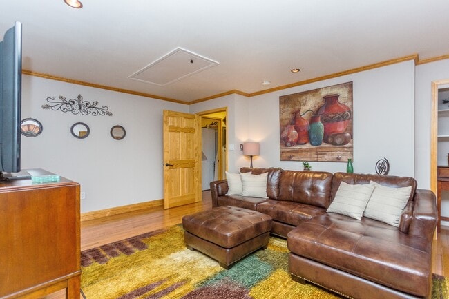 Building Photo - 136 Grove Ave