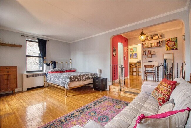 Building Photo - 306 E Mosholu Pkwy S