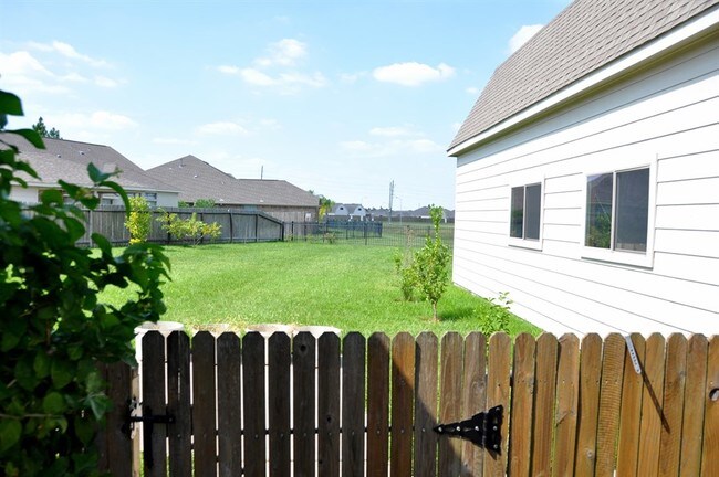 Building Photo - 2711 Surrey Cir