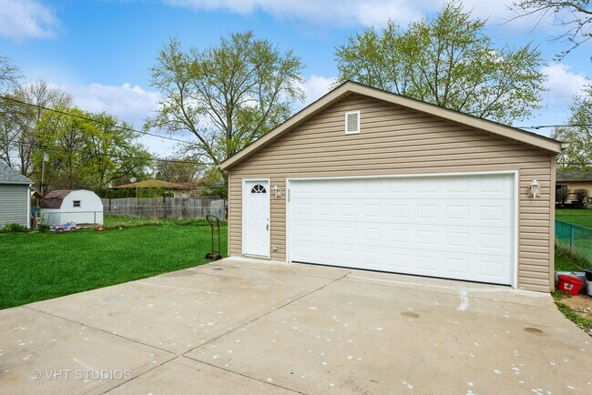 Building Photo - 695 Woodlawn St