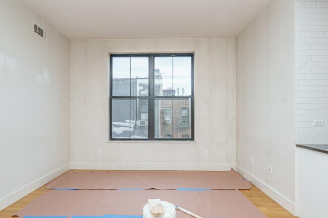 Foto del edificio - 55-27 Myrtle Ave