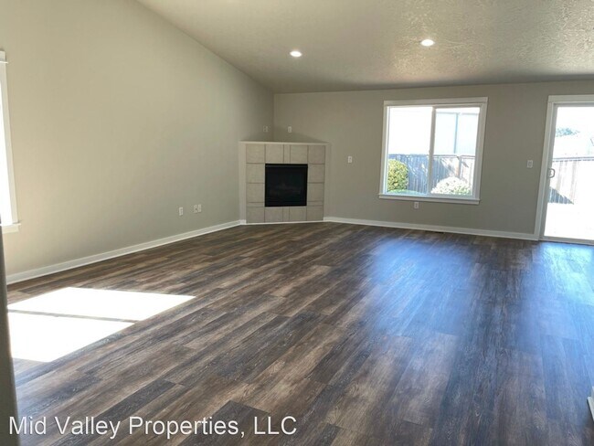 Foto del edificio - 4 br, 2 bath House - 4041 Woodward Dr. NE