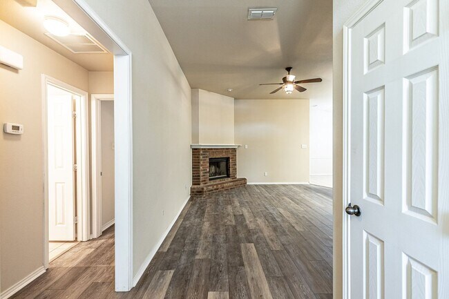 Building Photo - Recently Updated, Large 3/2/2 with Bonus R...