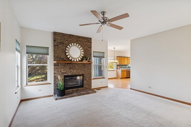 Foto del edificio - Spacious 3BR Home with Large Yard & 3-Car Garage in Prairie Towne – Grayslake