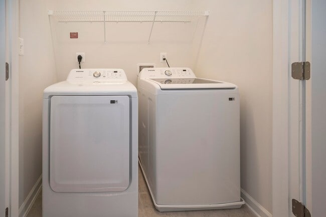 Foto del edificio - Close to everything!  Skyline at Embrey Mill!  Brand New Live and Work Townhomes.