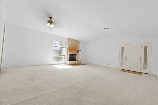 Living Area - 204 Regal Oaks Dr