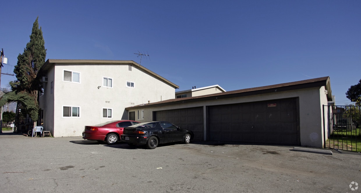 Building Photo - 814 E Richland St
