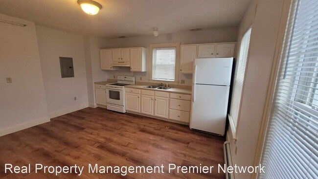 Building Photo - 3 br, 1 bath House - 77 Wakefield St Apt #3