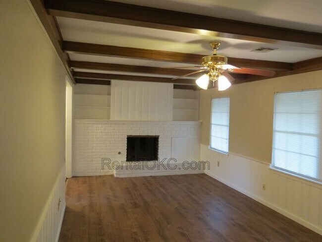 Building Photo - Charming home in The Village