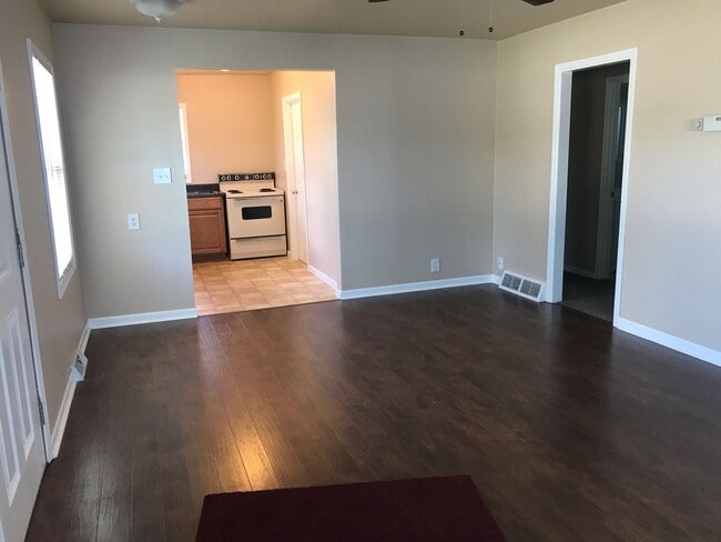 Building Photo - Gorgeous centrally located 2 bedroom, 1 bath with garage!