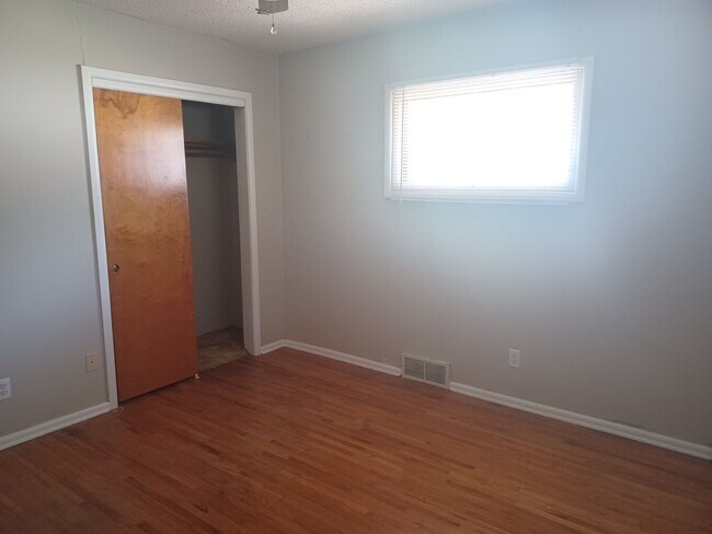 Building Photo - Lovely 3 bedroom / 1 bath home on Northwest side