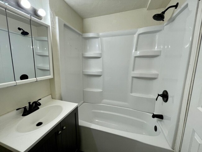 Foto del edificio - Charming 2 Bedroom 1 Bath Single Family Home!