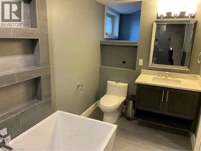 Building Photo - 56 Woolwich St N