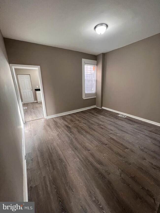 Building Photo - 1813 N Warwick Ave