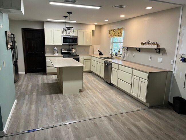 Building Photo - Spacious home in Ormond Beach