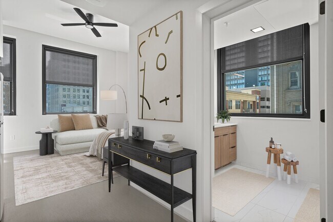 El baño y la sala de estar de The Broadway at Midland Lofts. - Midland Lofts