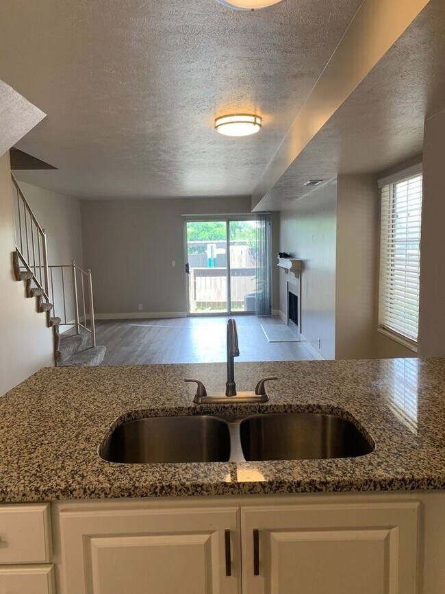 Foto del edificio - Spacious Main Level Townhouse Available