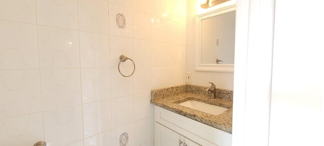 Building Photo - 3684 Pinehurst Dr