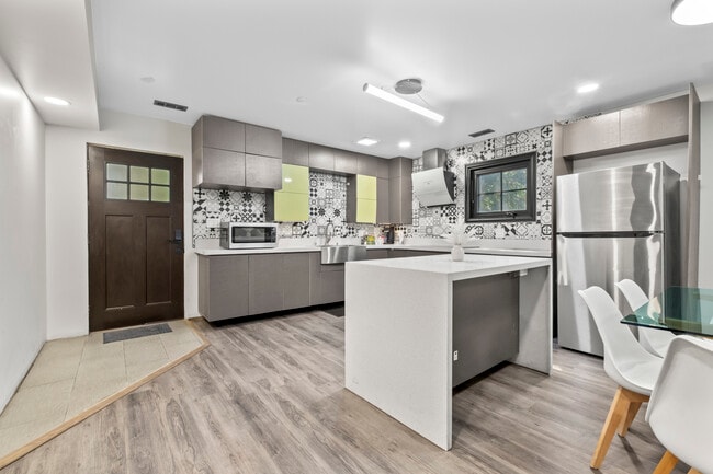 Building Photo - 2307 Lake St