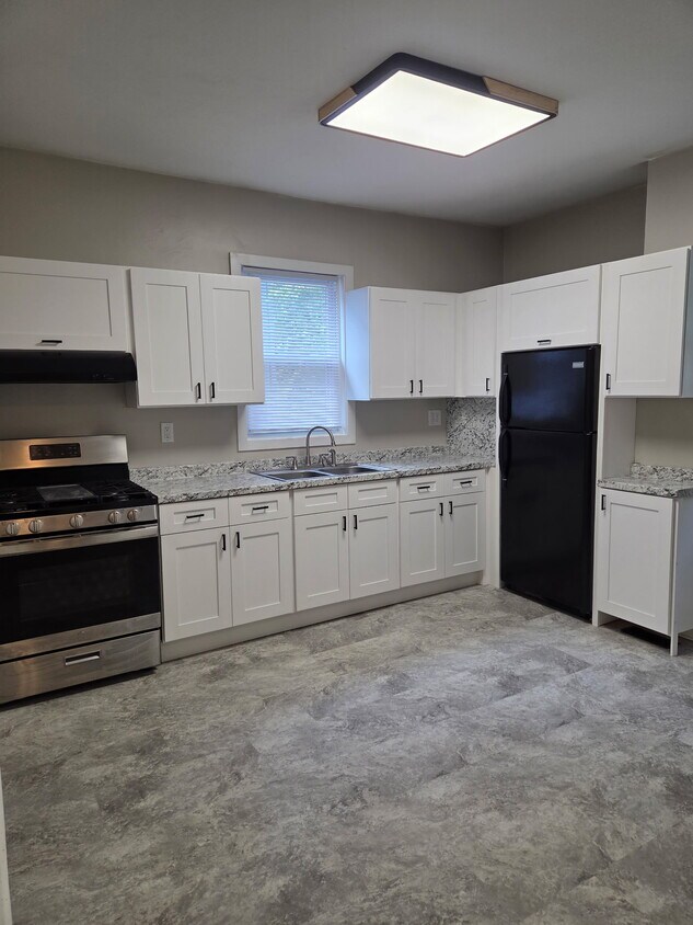 Kitchen - 1609 Chapman Ave SW