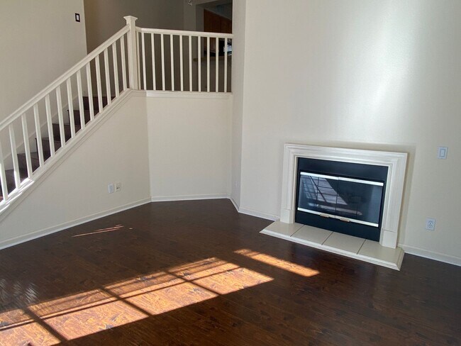 Foto del edificio - Beautiful 2 Bedroom + Den/Office 3 Bath To...
