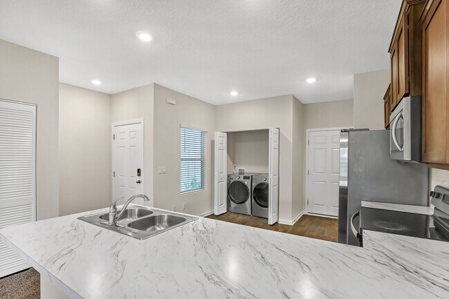 Building Photo - Beautiful 2 bedroom/ 2.5 bathroom townhome...