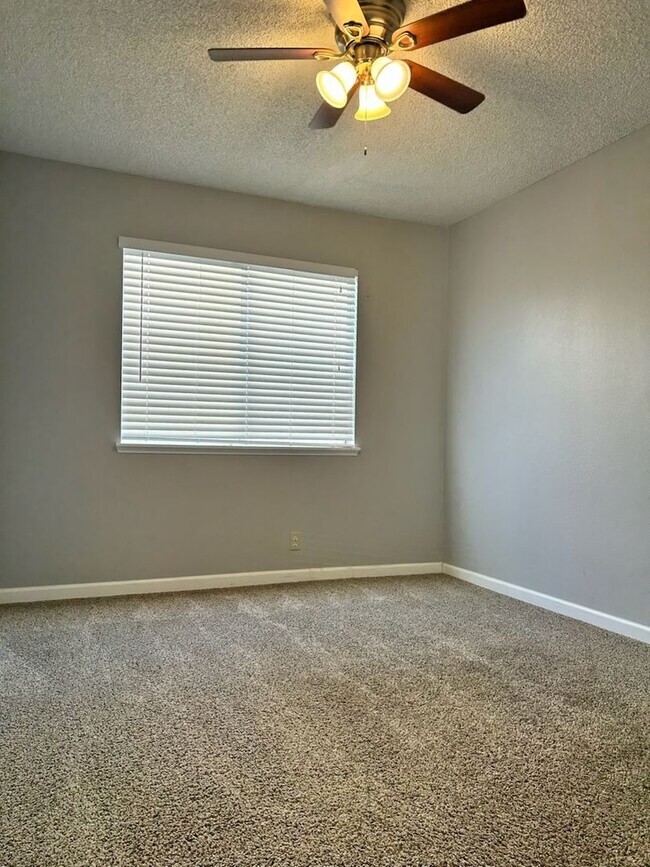 Foto del edificio - 933 W Atkins Ave