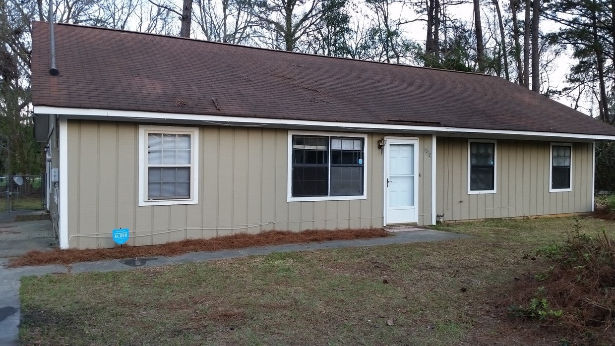 Primary Photo - 1012 Live Oak Dr