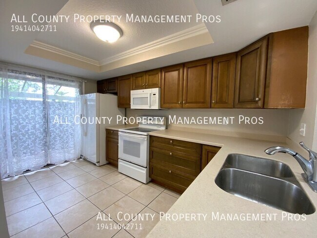 Foto del edificio - 5685 Summer Side Ln