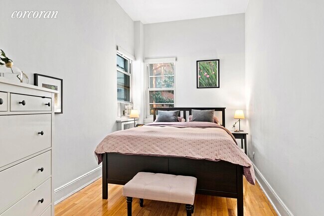 Building Photo - 42 E 73rd St