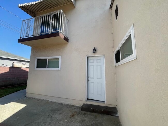 Photo - 1813 W Arbutus St Apartment