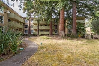 Building Photo - 1033 Crestview Dr