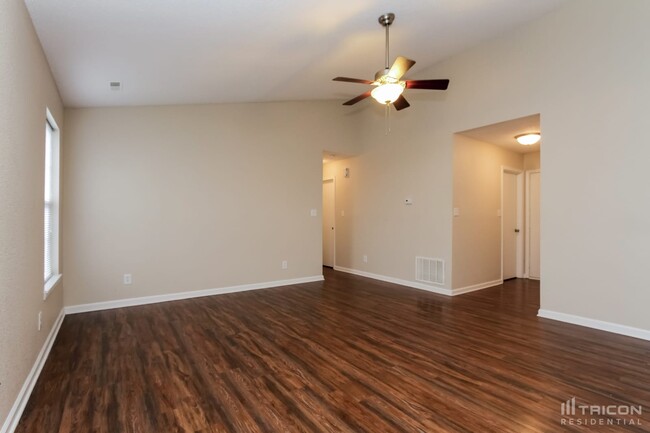 Foto del edificio - 4038 Dogwood Ln