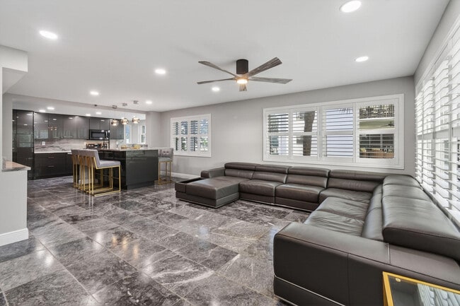 Building Photo - 372 Golfview Rd