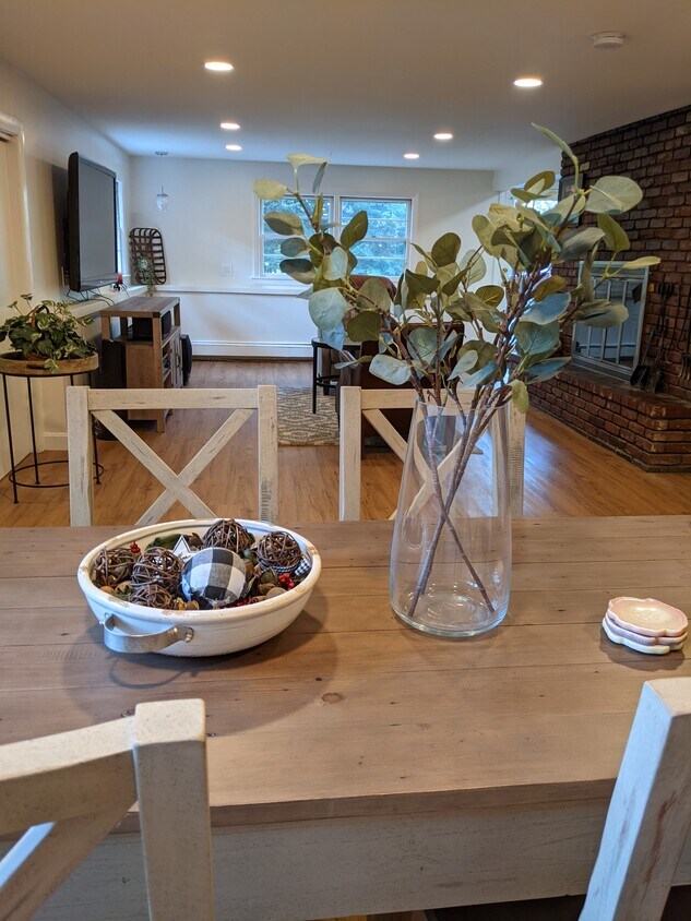 Spacious living room - 27 Volunteer Way