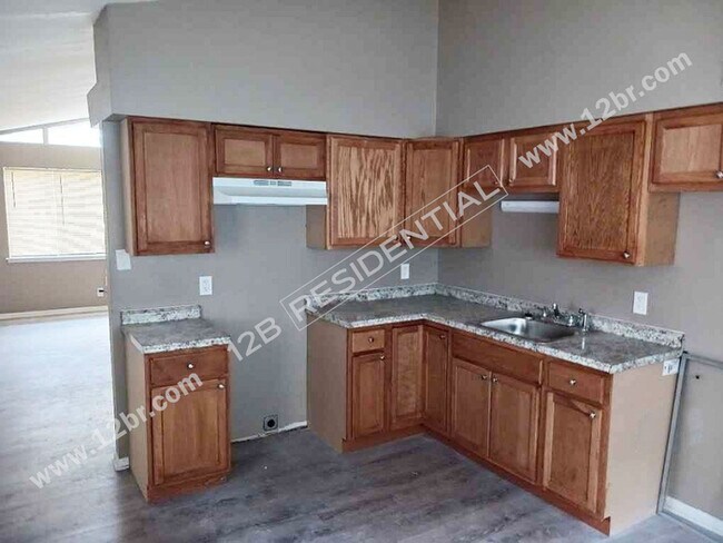 Building Photo - 2-Bedroom Upstairs Unit in St Louis