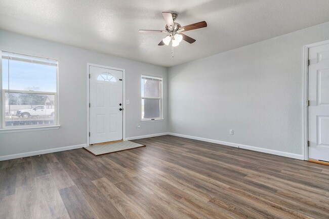 Building Photo - Renovated Duplex in Pueblo West!