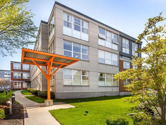 Patio de Granite Lofts - 120 Holmes St