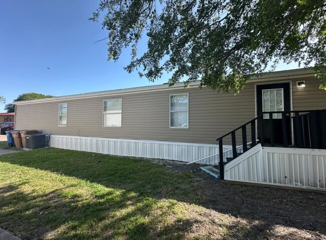 Building Photo - 5902 Ayers St