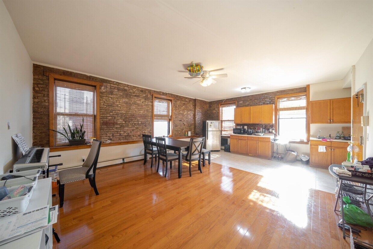 Foto principal - 229-231 Newark Ave