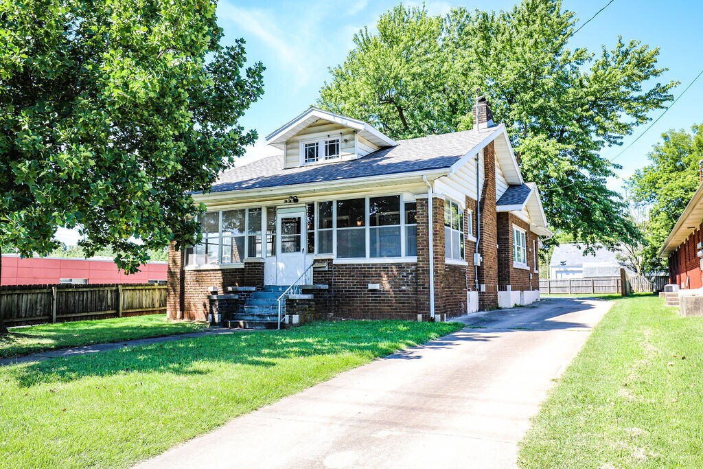Primary Photo - Updated 5 Bedroom for Pre-Lease NOW! Huge ...