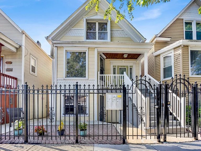 Photo - 4143 W Roscoe St (Chicago, IL)