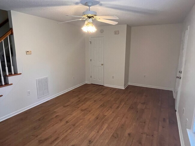 Building Photo - Cute 3 bedroom 1.5 bath home located close...